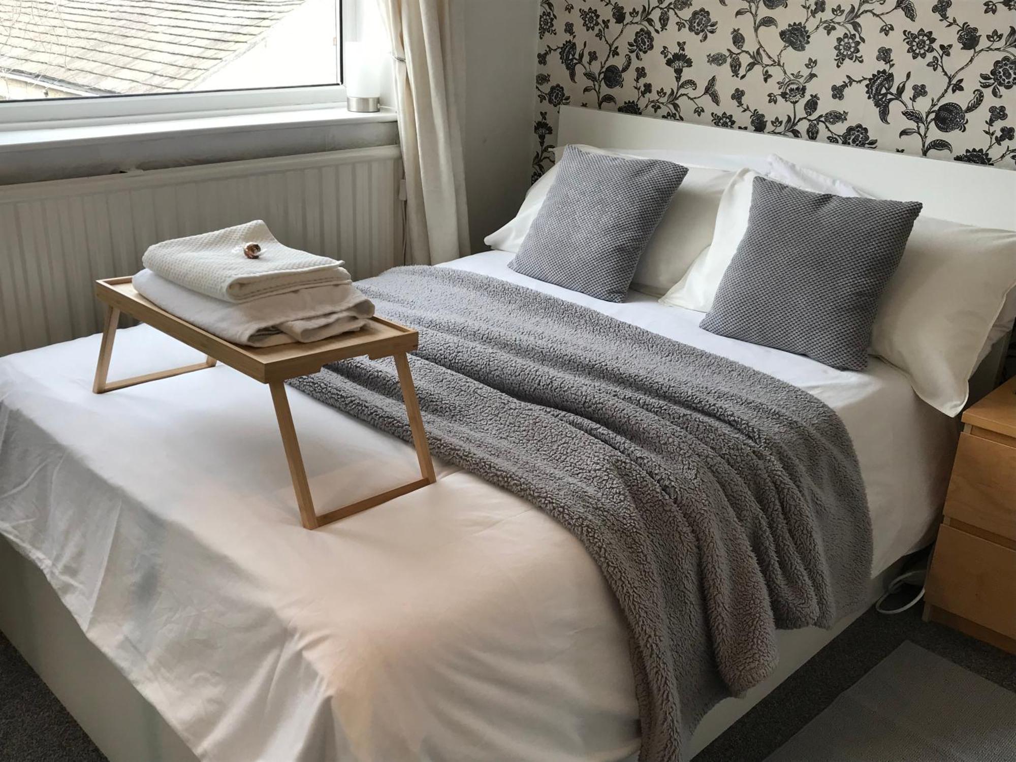 Fairy Dell Guesthouse, With Cozy Lockable Rooms, Tv, Tea Tray With Choccies, Free Wifi And Parking, 24hr Check In, Coa, Are Welcome * Bradford (West Yorkshire)