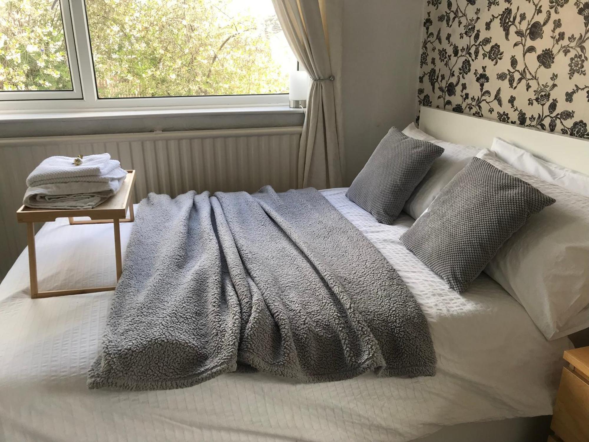 Fairy Dell Guesthouse, With Cozy Lockable Rooms, Tv, Tea Tray With Choccies, Free Wifi And Parking, 24hr Check In, Coa, Are Welcome * Bradford (West Yorkshire)
