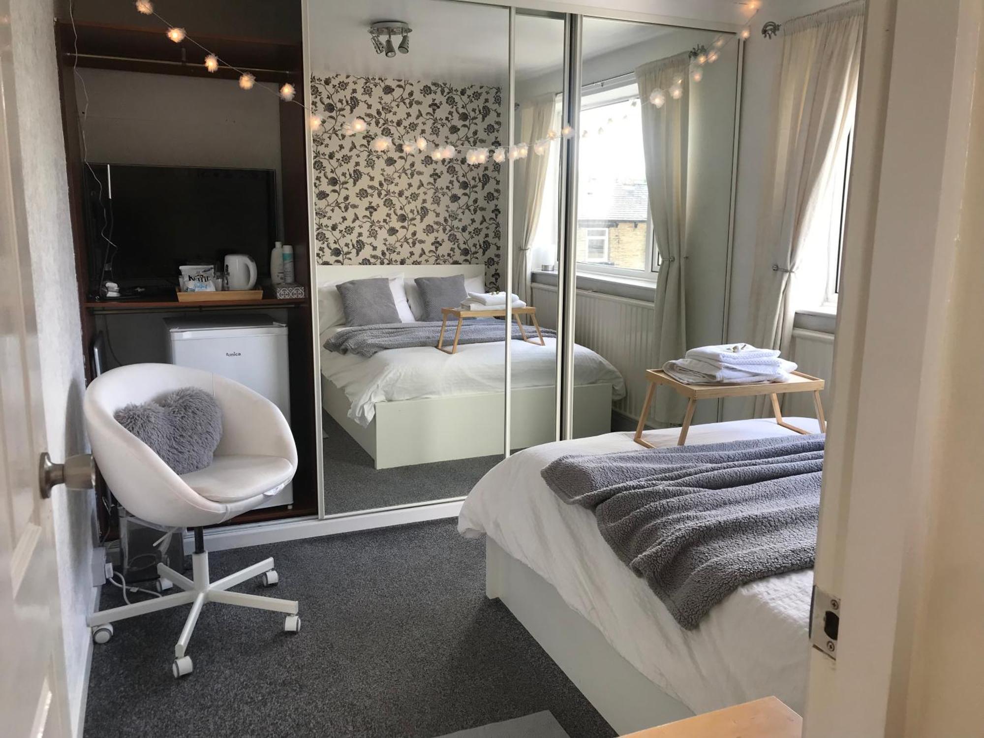 Homestay Fairy Dell Guesthouse, With Cozy Lockable Rooms, Tv, Tea Tray With Choccies, Free Wifi And Parking, 24hr Check In, Coa, Are Welcome *